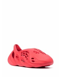 rote Sportschuhe von adidas YEEZY