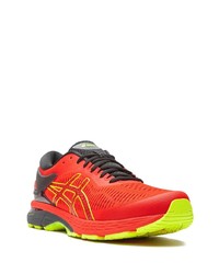 rote Sportschuhe von Asics