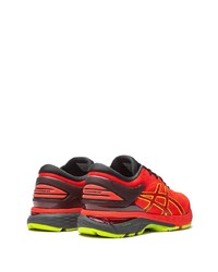 rote Sportschuhe von Asics