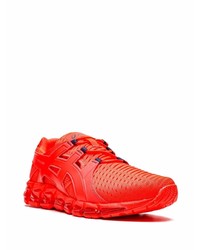 rote Sportschuhe von Asics