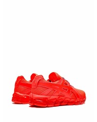 rote Sportschuhe von Asics