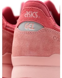 rote Sportschuhe von Asics