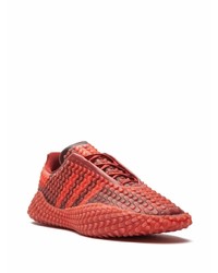 rote Sportschuhe von adidas