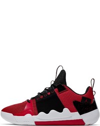 rote Sportschuhe von Jordan