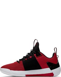 rote Sportschuhe von Jordan