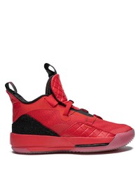 rote Sportschuhe von Jordan