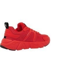 rote Sportschuhe von karl kani