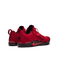 rote Sportschuhe von Nike