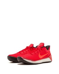 rote Sportschuhe von Nike