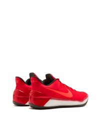 rote Sportschuhe von Nike