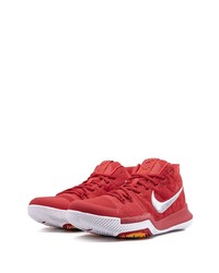 rote Sportschuhe von Nike