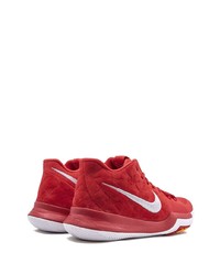 rote Sportschuhe von Nike