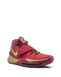 rote Sportschuhe von Nike