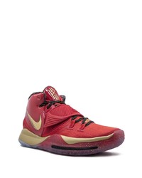 rote Sportschuhe von Nike