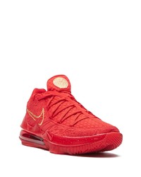 rote Sportschuhe von Nike