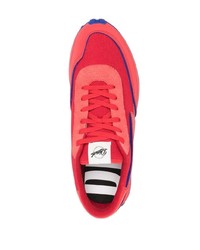 rote Sportschuhe von Diesel