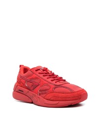 rote Sportschuhe von Diesel