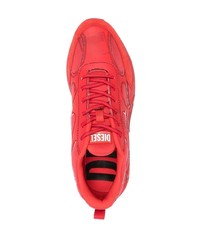 rote Sportschuhe von Diesel