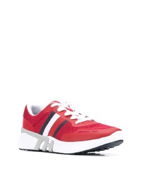 rote Sportschuhe von Tommy Hilfiger