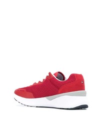 rote Sportschuhe von Tommy Hilfiger