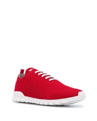 rote Sportschuhe von Kiton