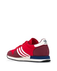 rote Sportschuhe von adidas