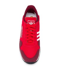 rote Sportschuhe von adidas