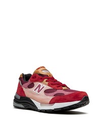 rote Sportschuhe von New Balance