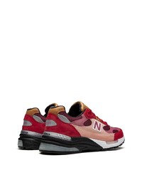 rote Sportschuhe von New Balance