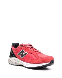 rote Sportschuhe von New Balance