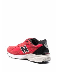 rote Sportschuhe von New Balance