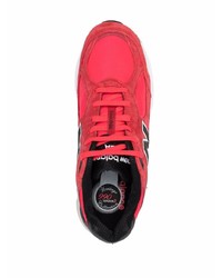 rote Sportschuhe von New Balance