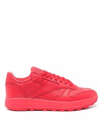 rote Sportschuhe von Maison Margiela x Reebok