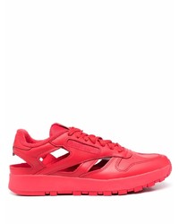 rote Sportschuhe von Maison Margiela x Reebok