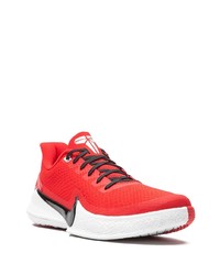 rote Sportschuhe von Nike