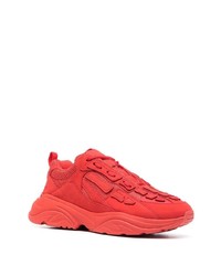 rote Sportschuhe von Amiri