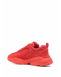 rote Sportschuhe von Amiri