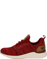 rote Sportschuhe von Mustang