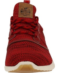 rote Sportschuhe von Mustang