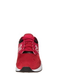 rote Sportschuhe von New Balance