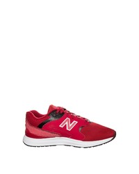 rote Sportschuhe von New Balance