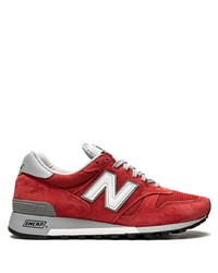 rote Sportschuhe von New Balance