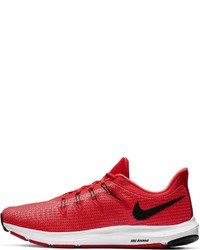 rote Sportschuhe von Nike