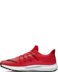 rote Sportschuhe von Nike