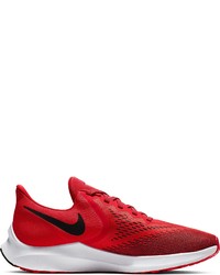 rote Sportschuhe von Nike