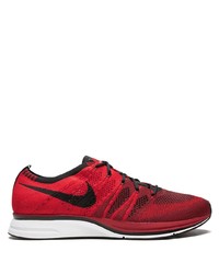 rote Sportschuhe von Nike