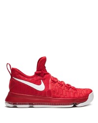 rote Sportschuhe von Nike