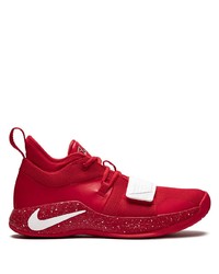 rote Sportschuhe von Nike