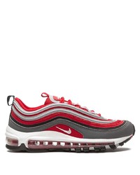 rote Sportschuhe von Nike