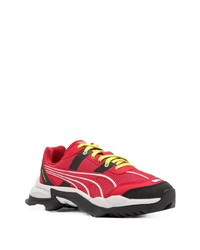 rote Sportschuhe von Puma